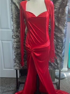chic Red Velvet Long-Sleeve gloved Draped Gown